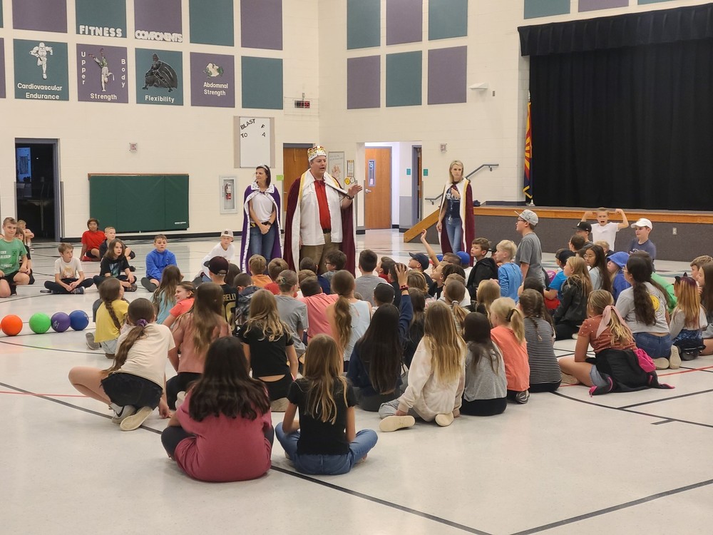 5th grade teachers talking to students about the American Revolution