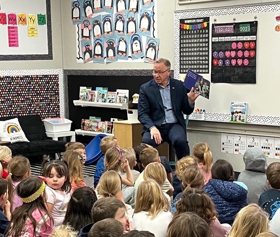 Mayor Giles reads to Kindergarten students.